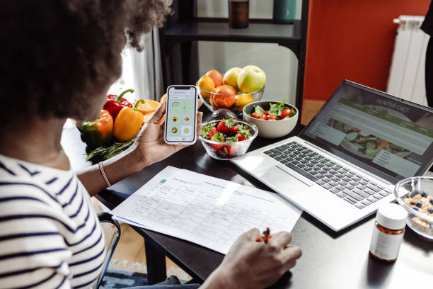a women is seeing calofit application at chennai too track their diet